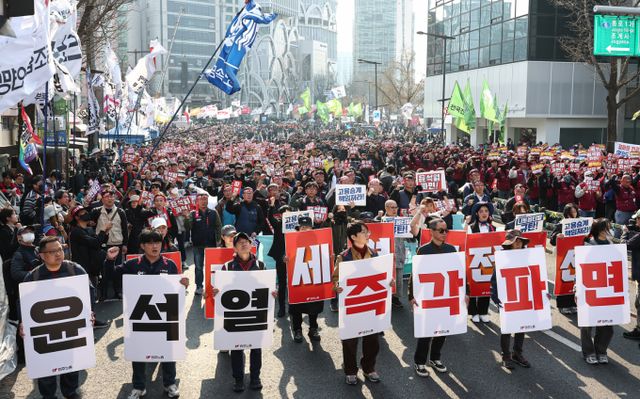 전국민주노동조합총연맹이 4일 윤석열 대통령 파면 관련 성명을 밝혔다. 사진은 지난 3일 서울 종로구 안국역 인근에서 구호를 외치는 민주노총 조합원. /사진=뉴스1