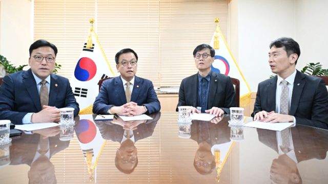 최상목 경제부총리 겸 기획재정부 장관(왼쪽 두 번째)이 4일 서울 종로구 정부서울청사에서 열린 거시경제·금융현안 간담회를 주재하고 있다. 왼쪽부터 김병환 금융위원장, 최 부총리, 이창용 한국은행 총재, 이복현 금융감독원장./사진=뉴스1