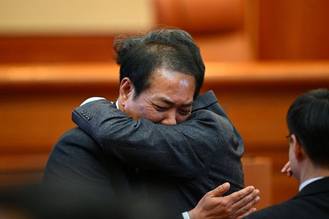 사진은 선고가 끝나자 기쁜 표정으로 얼싸안는 국회 측 대리인단. /사진=머니투데이