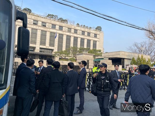 사진은 의원들 출입을 기다리는 국회경호처 관계자들. /사진=유찬우 기자