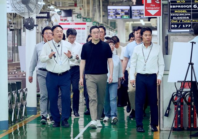  구광모 LG그룹 회장이 올해 인도 뉴델리에 위치한 LG전자 노이다 생산공장에서 생산라인을 살펴보는 모습. /사진=LG그룹