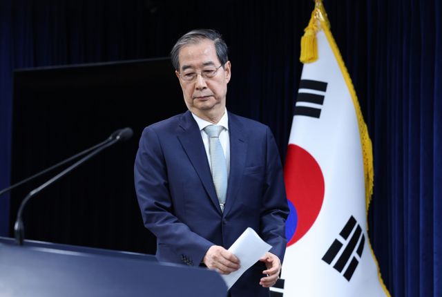 한덕수 대통령 권한대행 국무총리가 윤석열 대통령이 파면된 4일 서울 정부서울청사에서 대국민담화를 위해 이동하고 있다. /사진=뉴시스