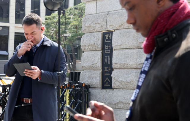 헌법재판소가 4일 윤석열 전 대통령에 대한 탄핵심판을 전원일치로 인용하며 파면을 결정하자 주요 외신들은 일제히 이 소식을 긴급 타전하며 한국 정치의 중대 전환점에 주목했다. 사진은 윤석열 전 대통령이 파면된 4일 서울 종로구 헌법재판소 앞에서 외신이 보도하고 있는 모습. /사진=뉴시스