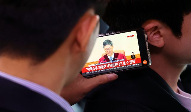 주요 인터넷 포털 사이트에 '윤석열'을 검색하면 '전 대통령'으로 소개되고 있다. 사진은 4일 탄핵심판 방송을 보고 있는 시민. /사진=뉴시스