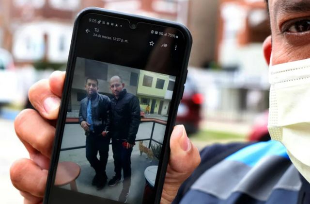 베네수엘라 남성이 동생에게 신장을 기증하기 위해 미국을 방문했지만 추방 위기에 놓였다. 사진은 지난달 26일(현지시각) 말기 신부전증 진단을 받은 동생 호세 알프레도 파체코의 사진을 보여주고 있는 베네수엘라인 호세 그레고리오 곤살레스의 모습. /사진=시카고 트리뷴 홈페이지 캡처 