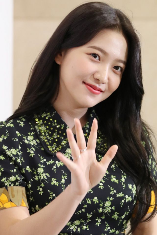 &nbsp;걸그룹 레드벨벳 멤버 웬디·예리가 SM엔터테인먼트와의 전속계약이 종료됐지만 레드벨벳 활동은 함께 한다. 사진은 지난 2019년 4월11일 예리가 서울 중구 롯데백화점에서 열린 행사에 참석한 모습. /사진=머니투데이