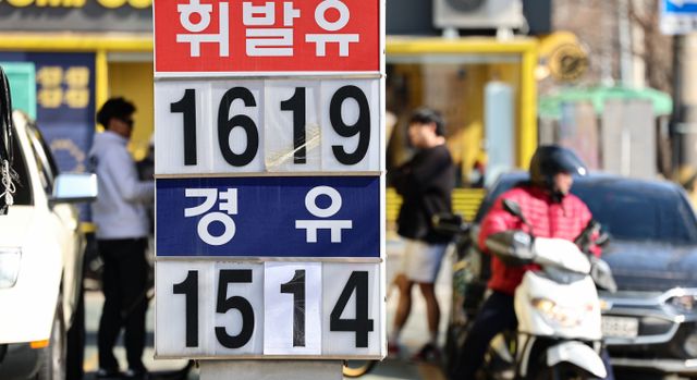 국내 주유소 휘발유·경유 가격이 내림세를 이어가고 있다. 사진은 지난달 30일 서울 시내 한 주유소의 모습. /사진=뉴스1