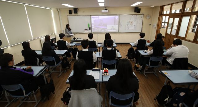 4일 통일부는 '2024년도 학교 통일교육 실태조사 결과를 발표했다. 사진은 4일 부산 서구 한 고등학교에서 학생들이 윤 대통령 탄핵 심판 선고 생중계를 지켜보고 있는 모습/사진=뉴스1
