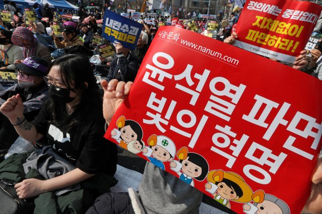 윤석열 대통령 탄핵심판 선고일인 4일 서울 종로구 안국동사거리에서 윤석열 대통령 탄핵에 찬성하는 시민들이 헌법재판소 선고를 기다리고 있다. / 사진=뉴시스 박진희 기자 