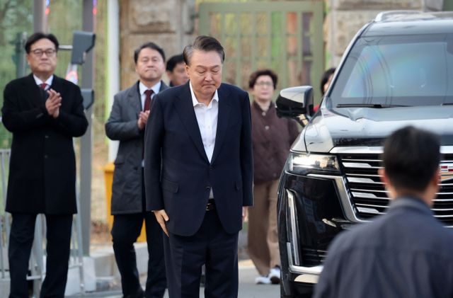 대통령실 고위 참모들이 4일 윤석열 전 대통령 탄핵에 책임을 지고 일괄사의를 표했다. 사진은 지난달 8일 윤석열 전 대통령이 경기 의왕시 서울구치소에서 풀려나 정진석 비서실장 등 참모들이 지켜보는 가운데 지지자들에게 인사하는 모습. /사진=뉴스1