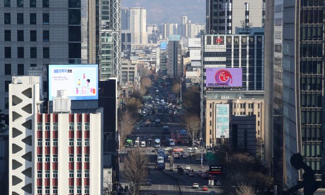 조기 대선이 확정되면서 차기 정부의 과제가 주목된다. 사진은 국내 주요 기업이 몰려있는 광화문네거리. /사진=뉴스1