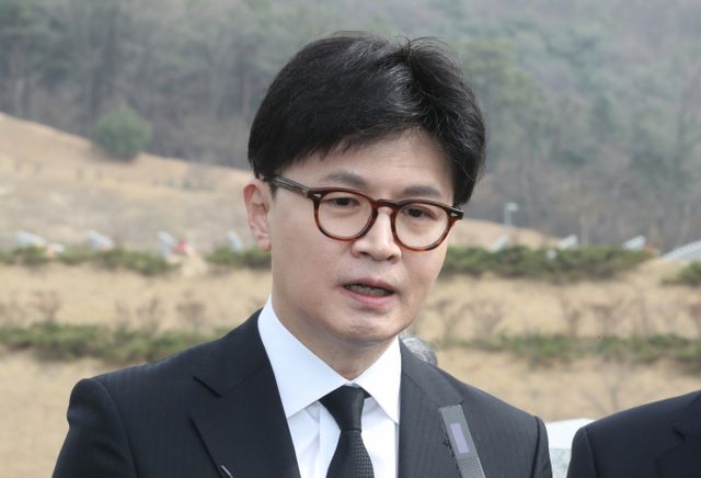 한동훈 전 국민의힘 대표가 4일 자신의 페이스북에 윤석열 대통령 파면 관련 글을 올렸다. 사진은 지난달 25일 대전 유성구 국립대전현충원 천안함 46용사 묘역을 방문한 한 전 대표. /사진=뉴스1