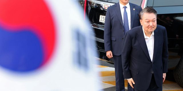 헌법재판소가 탄핵을 인용함에 따라 윤석열 전 대통령의 내란 수사에 속도가 붙을 전망이다. 지난달 8일 석방된 윤 대통령이 8일 오후 서울 용산구 한남동 관저 입구에서 지지자들에게 인사하는 모습. /사진=뉴시스