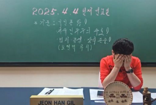 한국사 강사 전한길이 윤석열 대통령 탄핵 인용 발표에 예상치 못한 결과라고 말했다. 사진은 전한길이 4일 자신의 유튜브 채널에서 라이브 방송 중인 모습. /사진=전한길 유튜브 방송 캡처