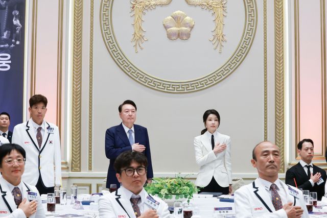 사진은 윤석열 대통령과 김건희 여사가 청와대 영빈관에서 열린 '2024 파리 패럴림픽 선수단 격려 오찬'에 참석해 선수단과 함께 국기에 경례하고 있는 모습. /사진= 대통령실통신사진기자단 제공