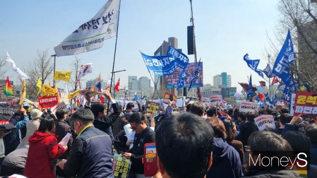 4일 안국역 일대 집회에 참석한 시민들이 윤석열 대통령 탄핵 인용이 결정이 난 직후 환호하고 있다. /사진=양진원 기자