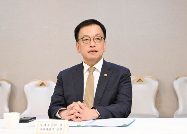 최상목 경제부총리 겸 기획재정부 장관이 국제 금융권을 향해 한국 경제에 대한 지지를 당부했다. 사진은 최상목 경제부총리 겸 기획재정부 장관이 4일 서울 종로구 정부서울청사에서 열린 경제관계장관간담회에서 발언하는 모습. /사진=뉴스1