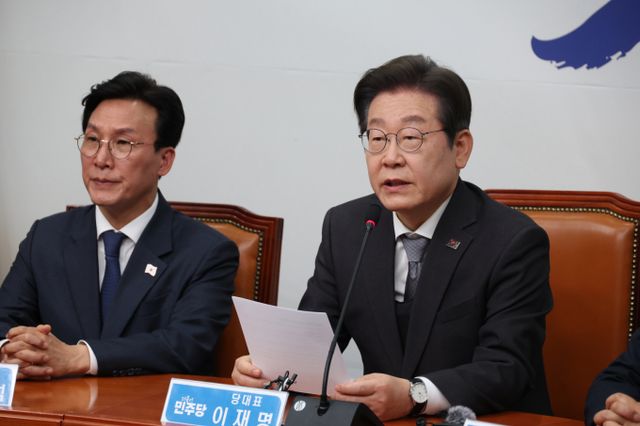 이재명 더불어민주당 대표가 4일 윤석열 대통령 파면 선고에 대한 의견을 밝혔다. 사진은 이 대표(오른쪽) 모습. /사진=뉴시스
