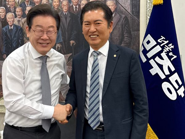 더불어민주당이 대통령 파면 직후 대통령 권한대행이 4일 이내 대선일을 공고하도록 의무화하는 법 개정에 나선다. 사진은 기사의 이해를 돕기 위한 이재명 더불어민주당 대표가 지난 4일 서울 여의도 국회 당 대표실에서 정청래 국회 탄핵소추 단장을 격려하며 악수하고 있는 모습. /사진=뉴스1(정청래 의원실 제공)