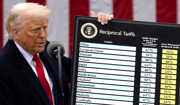 도널드 트럼프 미국 대통령이 무역 상대국에 부과한 10% 기본관세가 발효됐다. 사진은 지난 2일 도널드 트럼프 미국 대통령이 백악관에서 관세에 대한 연설을 하고 있는 모습. /사진=로이터