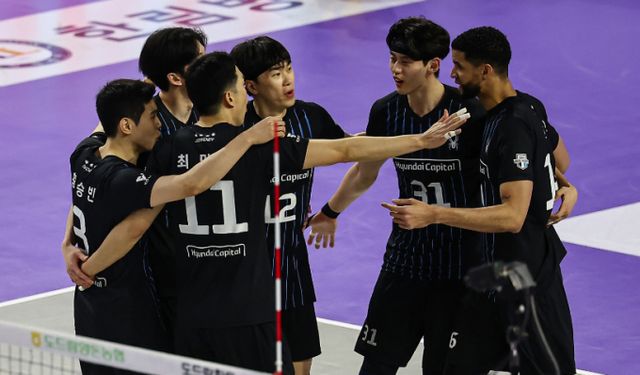 현대캐피탈이 19시즌만에 통합우승을 달성했다. 사진은 이달 5일 인천 계양체육관에서 열린 프로배구 '2024-2025 도드람 V리그' 남자부 챔피언결정전 3차전 현대캐피탈과 대한항공의 경기, 현대캐피탈 선수들이 공격 성공 후 기뻐하고 있는 모습./사진=뉴스1 김도우 기자