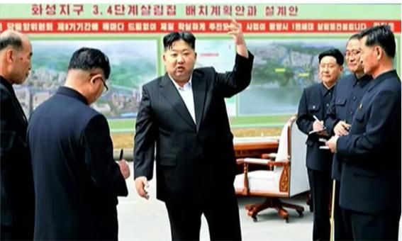 김정은 북한 국무위원장이 지난 4일 특수부대를 시찰한 것으로 알려졌다. 사진은 김정은 북한 국무위원장이 평양 화성지구 3단계 1만 세대 주택 건설 현장을 방문한 모습. /사진=뉴시스(조선중앙TV 캡처)