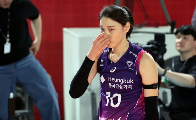 4일 대전 충무체육관에서 열린 2024~2025 V-리그 여자부 챔피언결정전 흥국생명 핑크스파이더스와 정관장 레드스파크스의 경기에서 세트 스코어 3:2로 역전패를 당한 흥국생명 김연경과 선수들이 코트를 떠나고 있다./사진=뉴시스 강종민 기자 