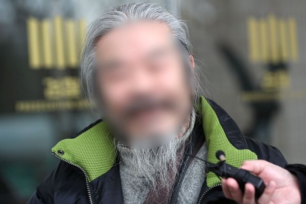 조두순이 최근 거주지를 무단으로 이탈했다가 보호관찰관에 의해 귀가한 사실이 뒤늦게 알려졌다. 사진은 2024년 3월11일 전자장치 부착 등에 관한 법률 위반 혐의로 불구속 기소된 아동성범죄자 조두순이 경기 안산시 단원구 수원지방검찰청 안산지청에서 첫 공판을 마친 뒤 취재진의 질문에 답하고 있는 모습. /사진=뉴스1