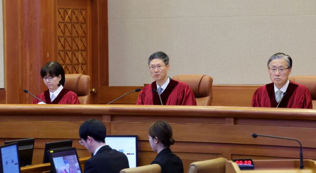 문형배 헌법재판소장 권한대행이 4일 오전 서울 종로구 헌법재판소 대심판정에서 윤석열 대통령 탄핵심판 결정문을 읽고 있다./사진=뉴스1