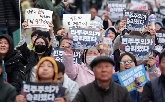 지난 4일 파면 선고 후 첫 여론조사에서 국민 상당수가 윤석열 전 대통령이 대선 기간 중 자숙해야 한다고 응답했다. 사진은 이달 5일 서울 종로구 경복구 동십자각에서 윤석열 즉각퇴진·사회대개혁 비상행동 주최로 '주권자 시민 승리의 날' 집회가 열리고 있는 모습./사진=뉴스1 김성진 기자