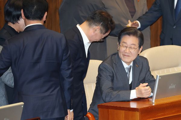 더불어민주당 측이 한덕수 대통령 권한대행 국무총리를 향해 대통령 선거일 공표를 촉구했다. 사진은 이재명 더불어민주당 대표가 4일 오후 서울 여의도 국회에서 열린 본회의에서 의원들과 인사 나누는 모습./사진=뉴스1