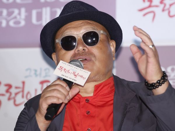 가수 김흥국이 윤석열 전 대통령 파면에 대해 분통을 터뜨렸다. 사진은 김흥국이 지난해 9월9일 서울 용산구 CGV아이파크몰에서 열린 영화 '그리고 목련이 필때면' 언론시사회에서 인사말을 하고 있는 모습. /사진=뉴스1