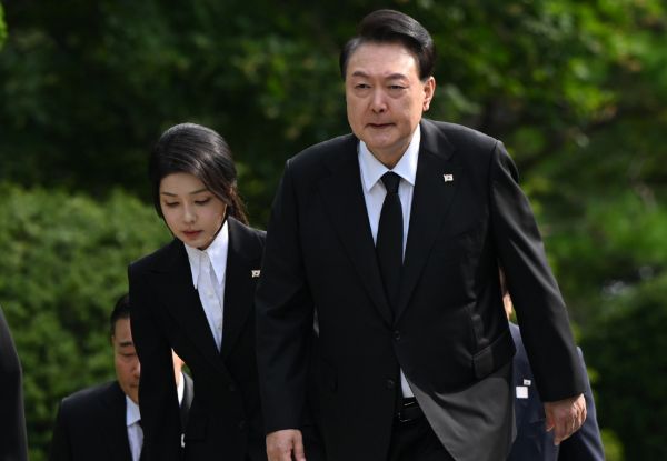 윤석열 전 대통령이 탄핵심판 선고날 오전까지도 기각이나 각하에 대한 기대감을 품고 있었던 것으로 전해졌다. 사진은 윤석열 전 대통령 부부가 육영수 여사 50주기 추도식에 앞서 묘소에 참배하기 위해 이동하는 모습. /사진=뉴시스(대통령실 제공)