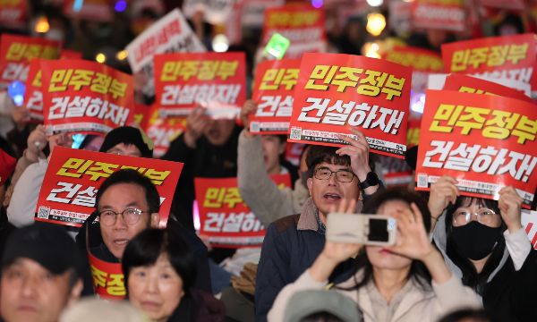 윤석열 전 대통령 파면 다음 날인 5일도 서울 도심에서 탄핵 찬반 진영의 집회가 이어진다. 사진은 기사의 이해를 돕기 위한 지난 4일 저녁 서울 중구 시청역 인근에서 열린 촛불행동 집회 참석자들이 헌법재판소의 윤석열 전 대통령 탄핵 인용을 자축하는 문화제를 하고 있는 모습. /사진=뉴스1