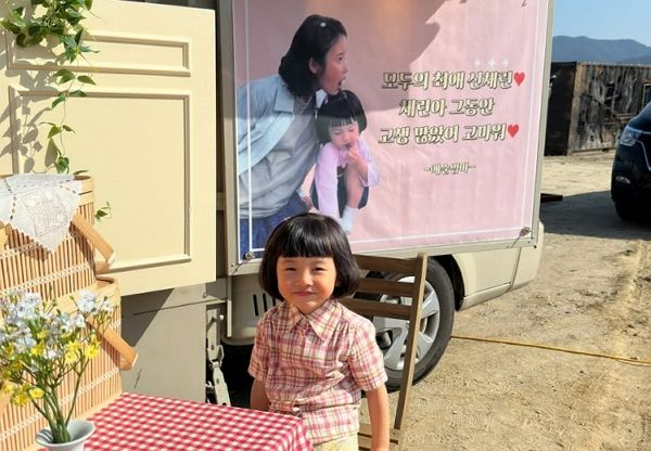 가수 겸 배우 아이유가 아역배우 신채린을 위해 특별한 선물을 보냈다. 사진은 넷플릭스 오리지널 시리즈 '폭싹 속았수다'에 출연한 아역배우 신채린과 아이유가 보낸 붕어빵 차 모습./사진=신채린 어머니 SNS 캡처