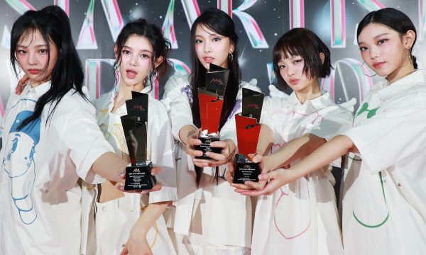 걸그룹 뉴진스 멤버들이 'NJZ'라는 새 그룹명으로 활동했던 인스타그램 계정 이름을 바꾸고 게시물을 전부 삭제했다. 사진은 걸그룹 뉴진스가 지난해 12월27일 '제9회 아시아 아티스트 어워즈'에서 AAA 베스트 아티스트, 베스트 퍼포먼스, 올해의 가수상을 수상한 뒤 포즈를 취하고 있는 모습./사진=스타뉴스