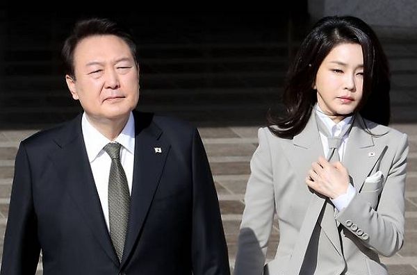 박은정 조국혁신당 의원이 윤석열 전 대통령 재구속, 김건희 전 영부인 출국금지를 주장했다. 사진은 기사의 이해를 돕기 위한 2023년 3월16일 윤석열 대통령과 김건희 여사가 한일 정상회담을 위해 경기 성남 서울공항에서 공군 1호로 향하고 있는 모습. /사진=뉴스1