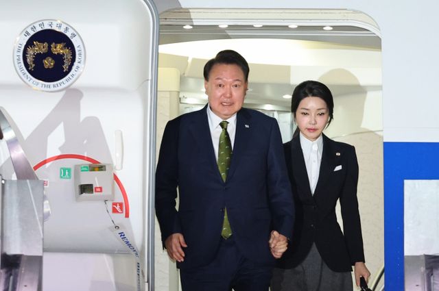 헌법재판소의 탄핵심판 인용으로 자연인이 된 윤석열 전 대통령이 관저에서 언제 나갈지에 이목이 쏠린다. 사진은 윤석열 전 대통령 부부 모습. /사진=뉴시스