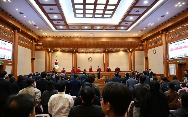 서울대학교 법학전문대학원 한인섭 교수가 헌법재판소의 윤석열 전 대통령 파면 결정문을 두고 극찬했다. 사진은 헌법재판소 재판관들이 윤석열 전 대통령 파면 선고 후 자리를 떠나는 모습. /사진=뉴시스