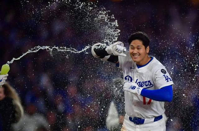 오타니 쇼헤니(LA다저스)가 투수 복귀를 앞둔 것으로 보인다. 사진은 지난 3일(한국시각) 홈에서 열린 애틀란타 브레이브스와의 홈경기에서 끝내기 홈런을 터뜨린 뒤 환호하는 오타니. /사진=로이터