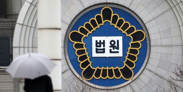 윤석열 전 대통령 파면 선고날 곤봉으로 경찰버스 유리창을 깬 남성이 구속 여부가 결정된다. 사진은 서울중앙지법의 모습. /사진=뉴시스