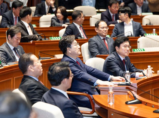 국민의힘이 윤석열 대통령 파면 이후 처음으로 사과 메시지를 전했다. 사진은 지난 4일 윤 대통령 탄핵 결정 이후 국민의힘 의원들이 국회에서 의원총회에 참석한 모습. /사진=뉴스1 