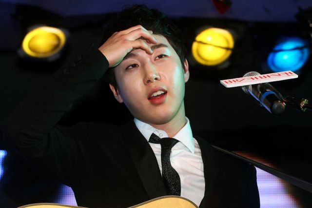 가수 장범준이 그룹 버스커 버스커가 26일 오후 서울 영등포 타임스퀘어 엠펍에서 열린 데뷔 쇼케이스 무대에서 멋진 공연을 펼치고 있다. / 남윤호 인턴기자 /사진=남윤호 인턴기자 yh85@