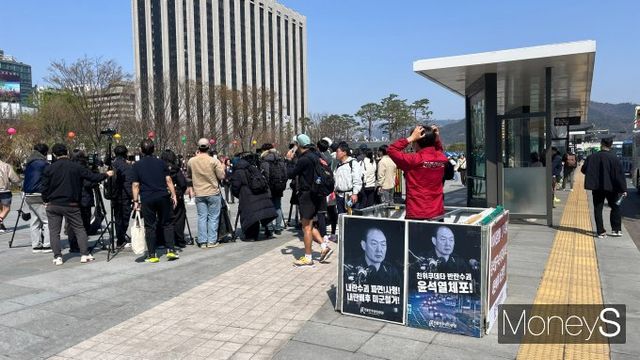 6일 서울 광화문광장 옆에서 민주민중당이 윤석열 전 대통령 체포에 관한 피켓 시위를 하는 모습./ 사진= 차봉주 기자