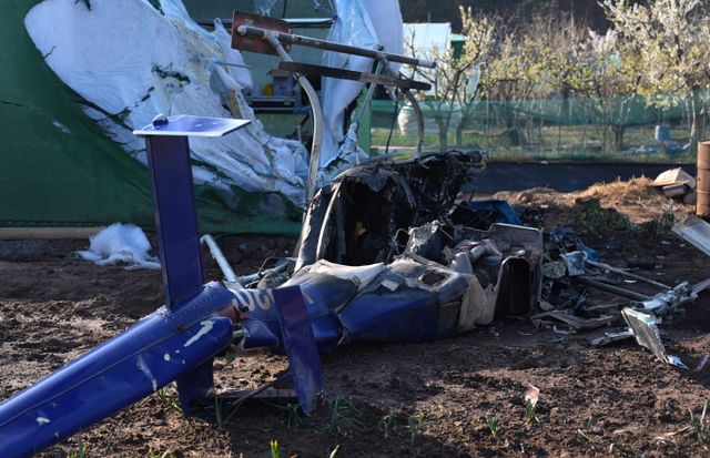 추락헬기는 갑작스러운 강풍으로 추락한 것으로 전해졌다. 사진은 대구에서 산불 진화하려다 추락한 헬기 모습. /사진=뉴시스