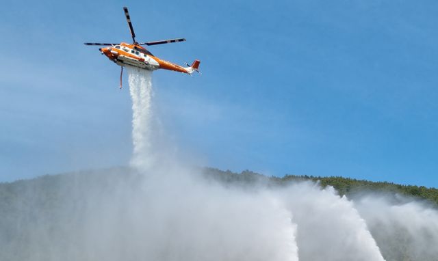 대구 야산에서 발생한 산불을 진화작업에 투입됐던 헬기가 추락했다. 사진은 대형산불을 가정한 진압 훈련 모습. 사진=뉴시스