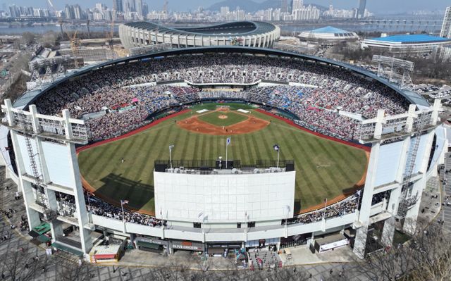 LG트윈스가 올해 열린 7번의 홈경기에서 모두 매진사례를 기록했다. 사진은 지난달 23일 서울 잠실구장을 가득 메운 관중. /사진=뉴스1 