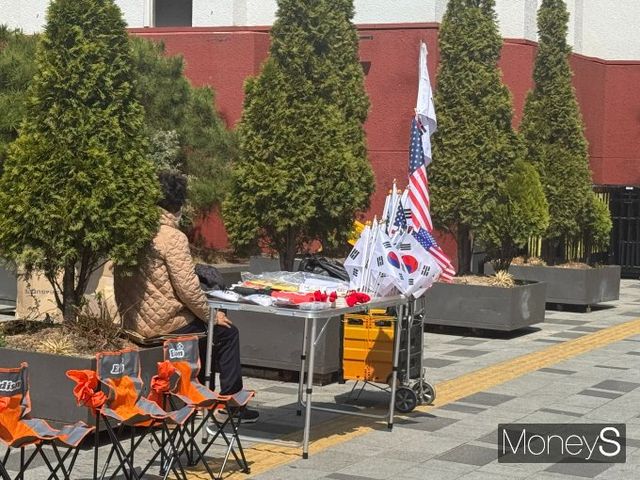 6일 서울 광화문에서 전국 주일 예배가 진행됐다. 사진은 이날 예배 현장에서 태극기를 판매하는 상인. /사진= 한세진 기자