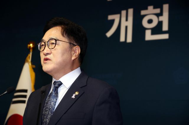 우원식 국회의장이 신속하게 개헌을 추진하자고 제안했다. 사진은 개헌관련 긴급 기자회견 모습. /사진=뉴시스