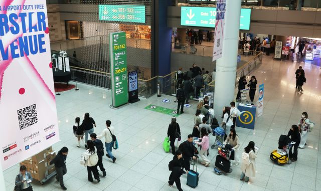 /인천공한 출국장 쓰레기통에서 실탄 4발이 발견돼 경찰이 수사에 착수했다. 사진은 기사 본문 내용과는 무관한 인천공항 내부의 모습. /사진=뉴스1 